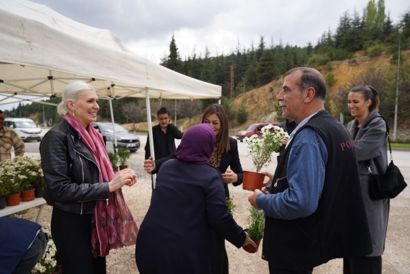 BAŞKAN V. SUBAŞI MEZARLIK ZİYARETİNE GELEN VATANDAŞLARA ÇİÇEK HEDİYE ETTİ
