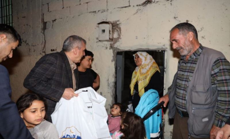 Başkan Beyazgül, Selden Etkilenen Aileleri Unutmadı, Çocukların Bayramlıkları Başkan Beyazgül’den