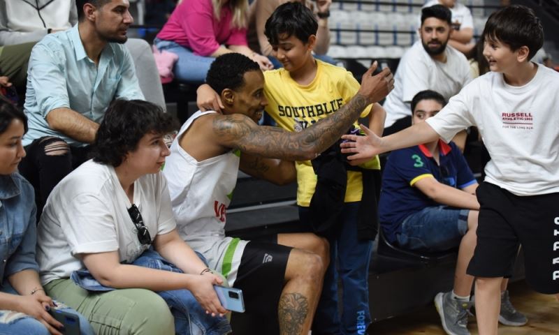 Manisa BBSK: 82- Frutti Extra Bursaspor: 87