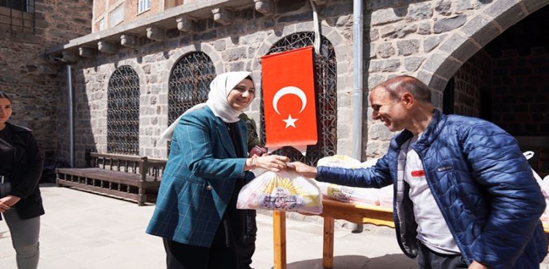 BAŞKAN ÇAKMAK BİRİMLERİ GEZEREK ÇALIŞANLARLA BAYRAMLAŞTI