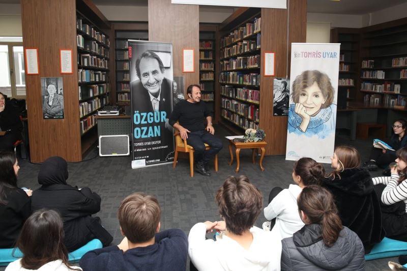 Özgür Ozan öğrencilere Tomris Uyar öyküsü okudu
