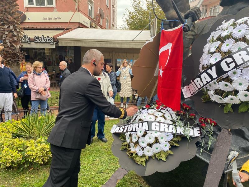 Madenciler Anıtına 41 adet karanfil bıraktılar.