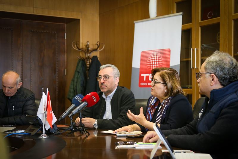 TBB BAŞKANI FATMA ŞAHİN, AFET BÖLGELERİNDEKİ 4 İLE TEKNİK GEZİDE BULUNDU