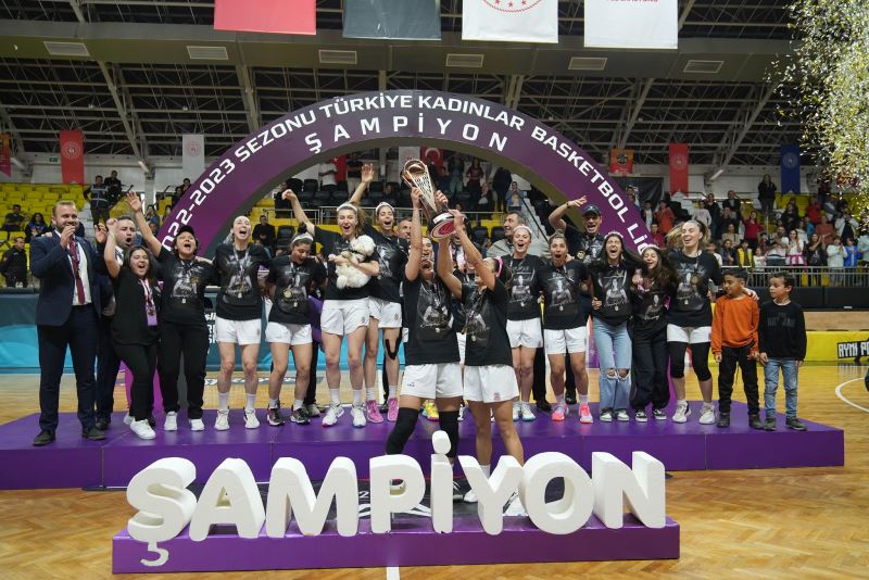 TARSUS BELEDİYESİ KADIN BASKETBOL TAKIMI SÜPER LİG KUPASINI KALDIRDI