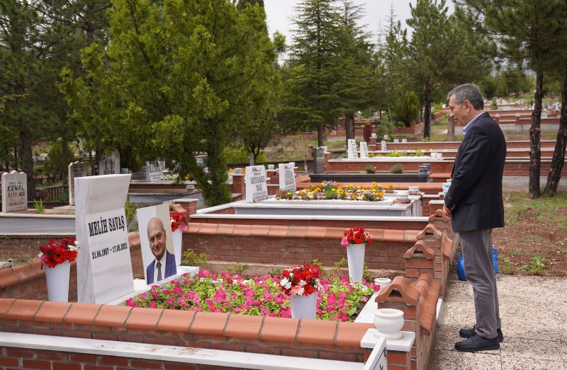 MELİH SAVAŞ KABRİ BAŞINDA ANILDI