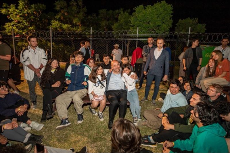 Başkan Soyer çadır kampta gençleri ziyaret etti
