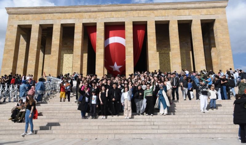 100 Keşanlı genç Cumhuriyetimizin 100. yılında Ata’mızın huzuruna çıktı