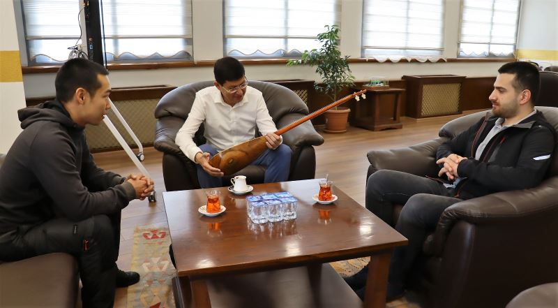 Yakutistanlı gençten Başkan Özcan’a dombra jesti