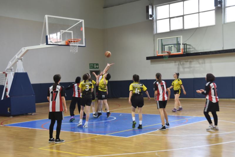 Basketbol turnuvalarında şampiyonlar madalyalarını aldı