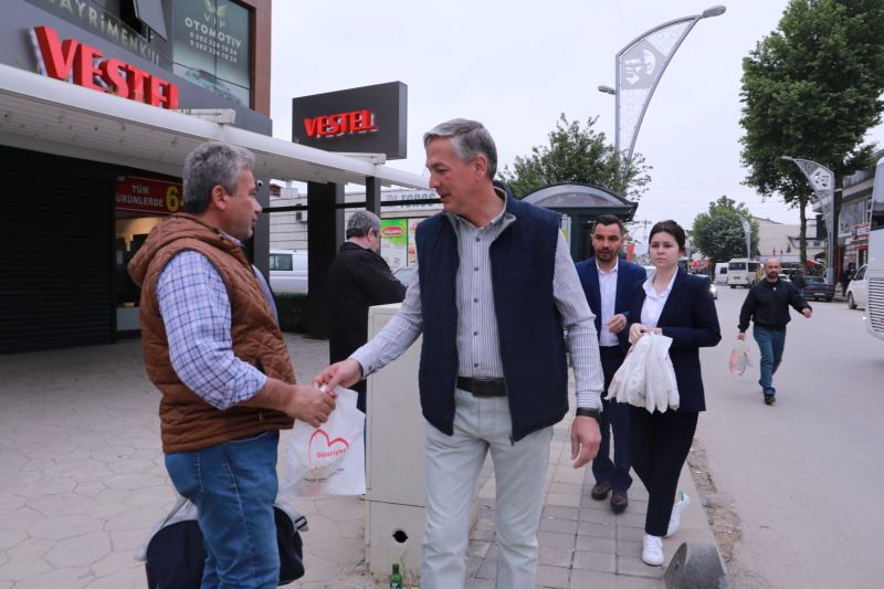 İZMİT BELEDİYESİ, YEŞİLOVA’DA SERVİS BEKLEYEN EMEKÇİLERE İKRAMLARDA BULUNDU