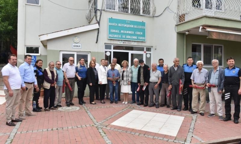 Polis Eşleri Derneği’nden Huzurevine Ziyaret