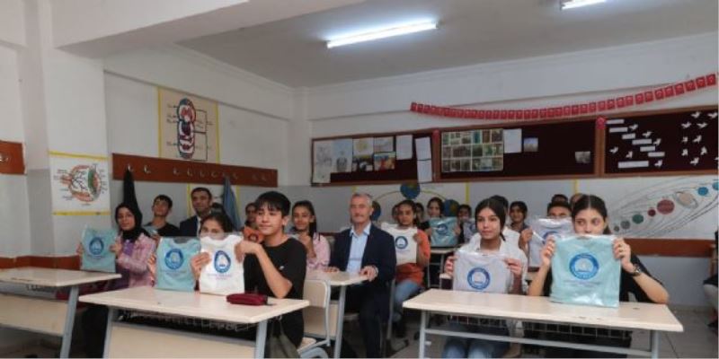 Başkanımızdan Öğrencilere 120.000 Tişört