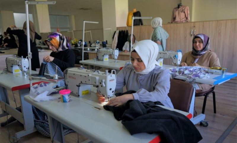 KARAKÖPRÜ’DE KADINLAR KARAMEK KURSLARINDA MESLEK ÖĞRENİYOR