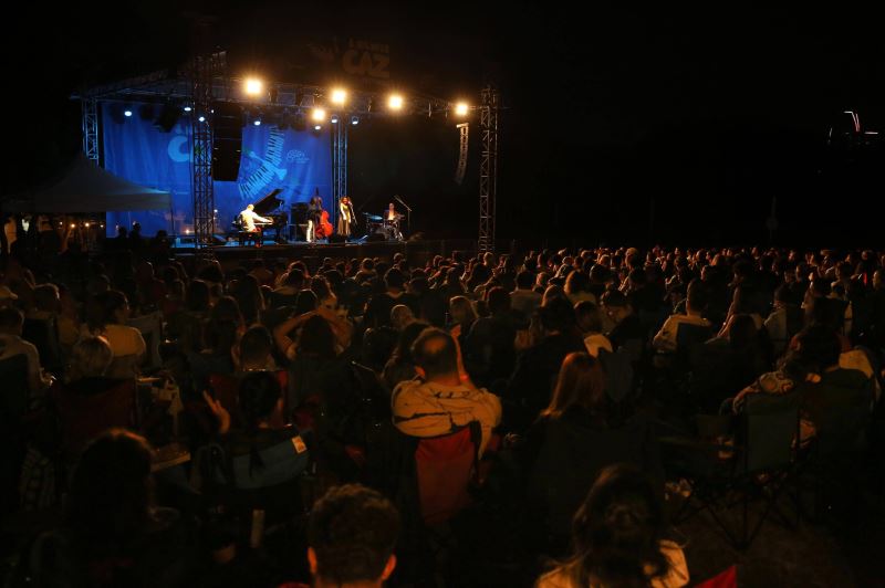Ormanda caz müzikle keyifli gece