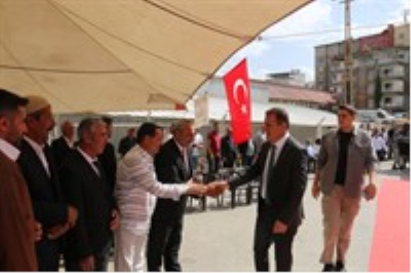 Vali/Belediye Başkan Vekilimiz Sayın İdris AKBIYIK, Esma Ertunç ve Serhad Demirci çiftinin nikahını kıydı