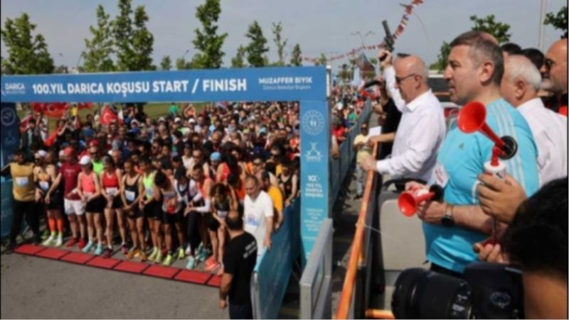 600 KİŞİNİN KATILDIĞI 100. YIL DARICA KOŞUSU, ŞÖLEN HAVASINDA GERÇEKLEŞTİ