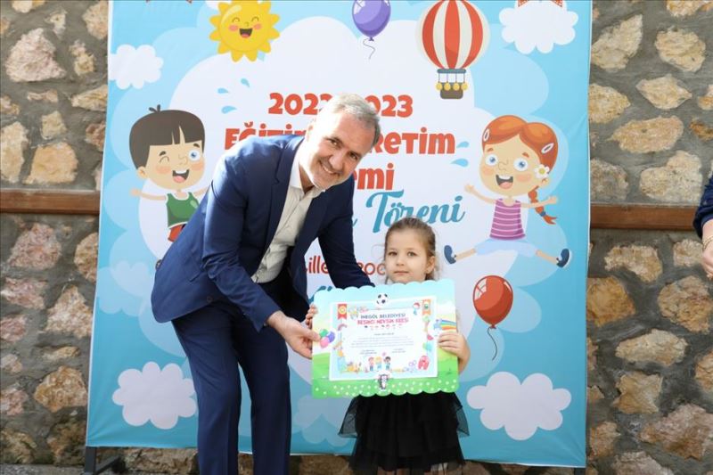 Beşinci Mevsimin Minikleri Karnelerini Aldı