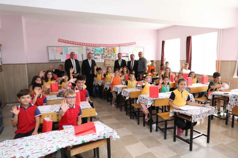 BAŞKAN PALANCIOĞLU, MİNİK ÖĞRENCİLERİN KARNELERİNİ VERDİ