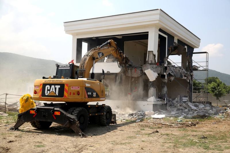 Tarım arazisine yapılan lüks yapı yerle bir edildi