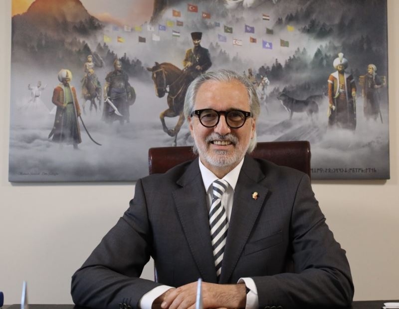 CEM ŞAKOĞLU: “5 YILDIR AYNI ŞARKIYI YANLIŞ SÖYLEMEKTEN SIKILMADINIZ MI?”