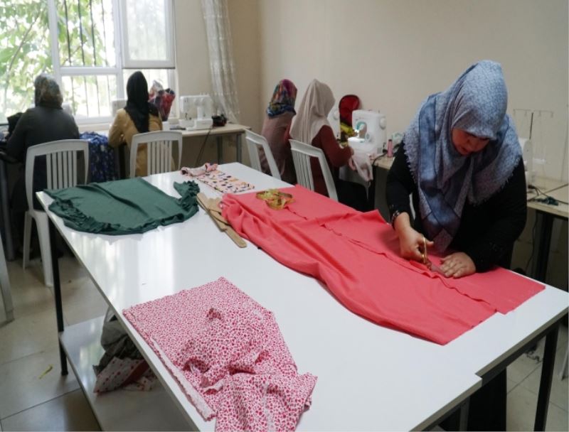 HALİLİYE’DE ANNELER KURSTA, ÇOCUKLARI DA KREŞTE ÖĞRENİYOR