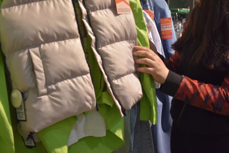 Yetim ve öksüz çocuklar bayramlıklarını seçiyor