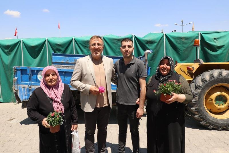 Mezarlıklarda Vatandaşlara Karanfil Dağıtıldı