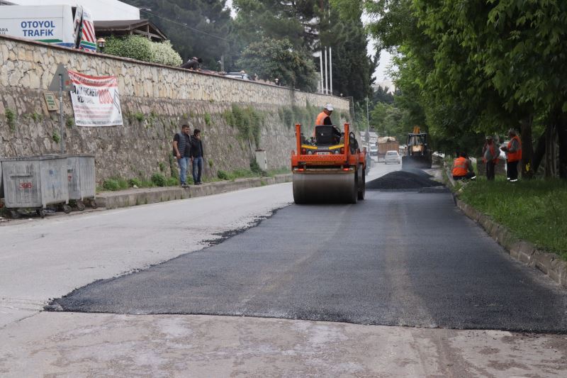 İZMİT BELEDİYESİ, ŞİRİNTEPE’DE YOLLARI İYİLEŞTİRİYOR