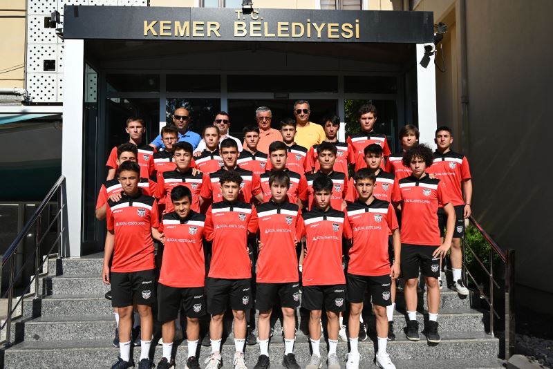 Şampiyonluk pastasını birlikte kestiler