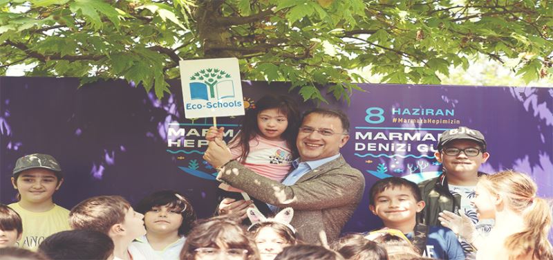 BAŞKAN ÇALIK, ÇOCUKLARLA KIYI TEMİZLİĞİ YAPTI