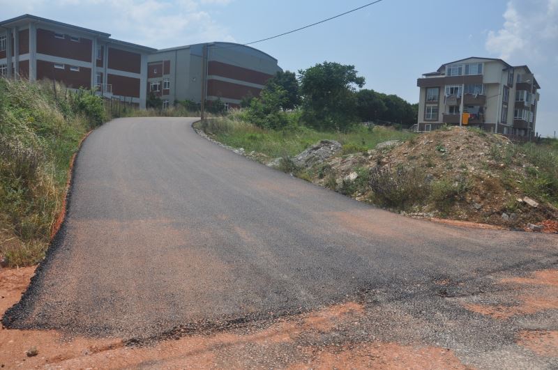 İZMİT BELEDİYESİ SERDAR MAHALLESİ SALMAN SOKAĞI ASFALTA KAVUŞTURUYOR