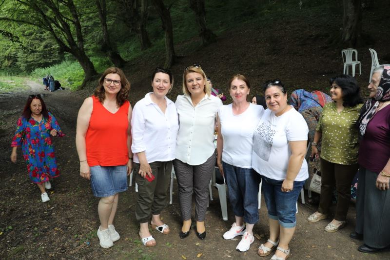 İZMEK AİLESİ YAZA MERHABA PİKNİĞİNDE BULUŞTU