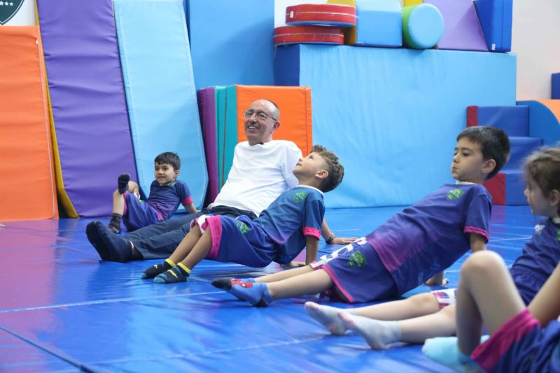 BAŞKAN KAVUŞ’TAN, YAZ SPOR OKULU ÖĞRENCİLERİNE SÜRPRİZ ZİYARET