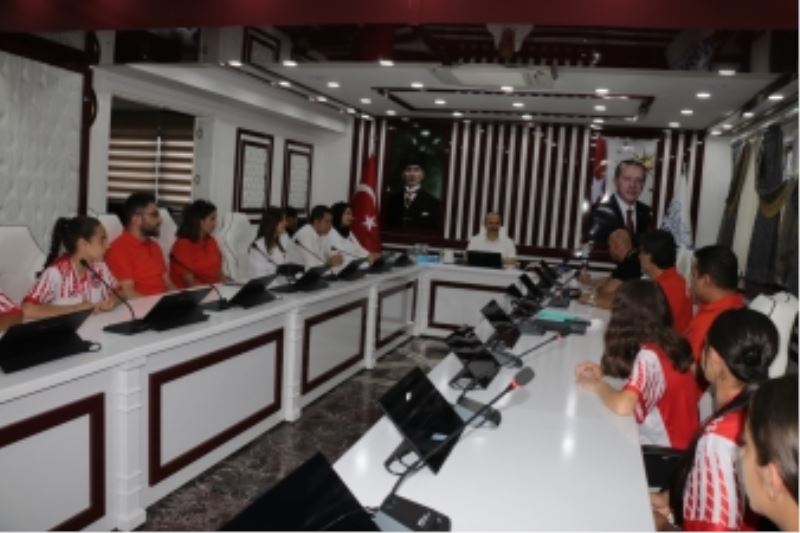 VALİ CANALP, HENTBOL VE OKÇULUK SPORCULARIYLA GÖRÜŞTÜ