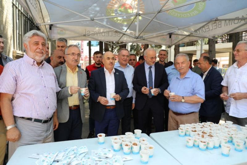 15 TEMMUZ ŞEHİTLERİ İÇİN LOKMA TATLISI DAĞITTI