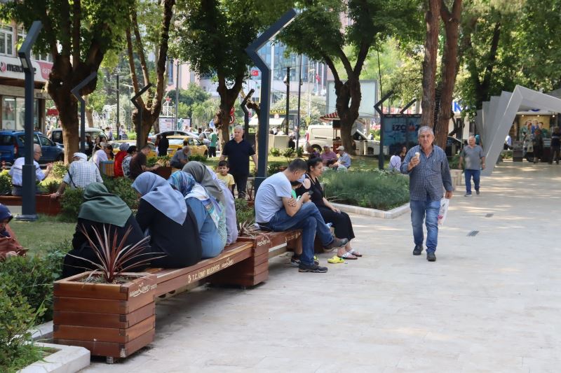 VATANDAŞLAR, YENİ CUMA PARK ALANI’NDA YEŞİLLİKLER İÇİNDE GÖLGENİN TADINI ÇIKARIYOR