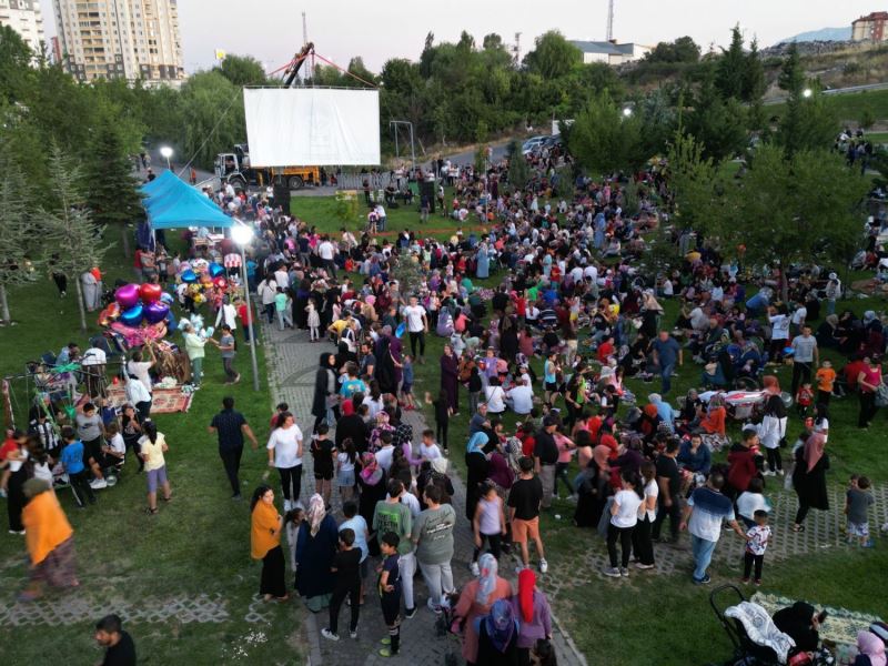 ŞİRİNTEPE HALKI AÇIK HAVA SİNEMASINA YOĞUN İLGİ GÖSTERDİ