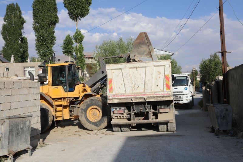 İPEKYOLU’NDA METRUK YAPILARIN YIKIMLARI DEVAM EDİYOR