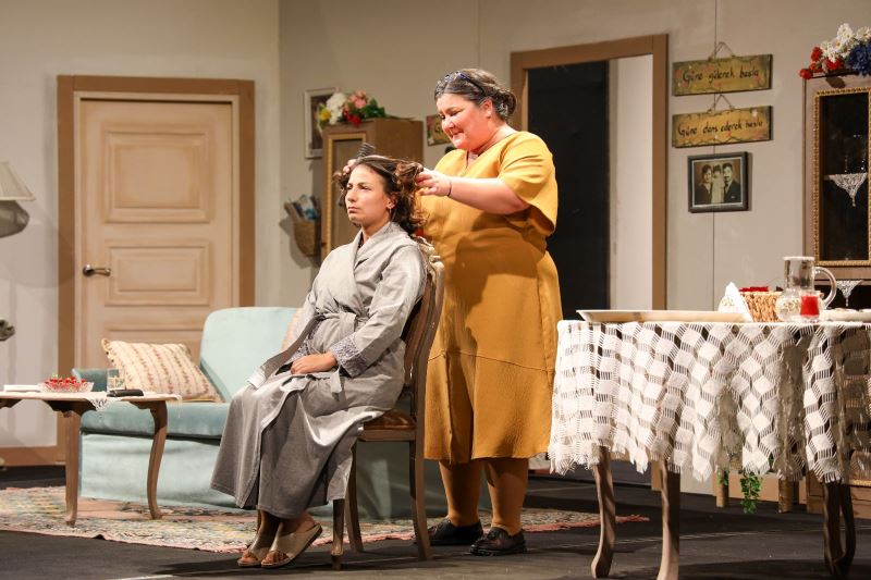 Şehir Tiyatrosu, ‘Lütfen Kızımla Evlenir misiniz?’ Oyunuyla Uşaklı Sanatseverlerle Buluştu