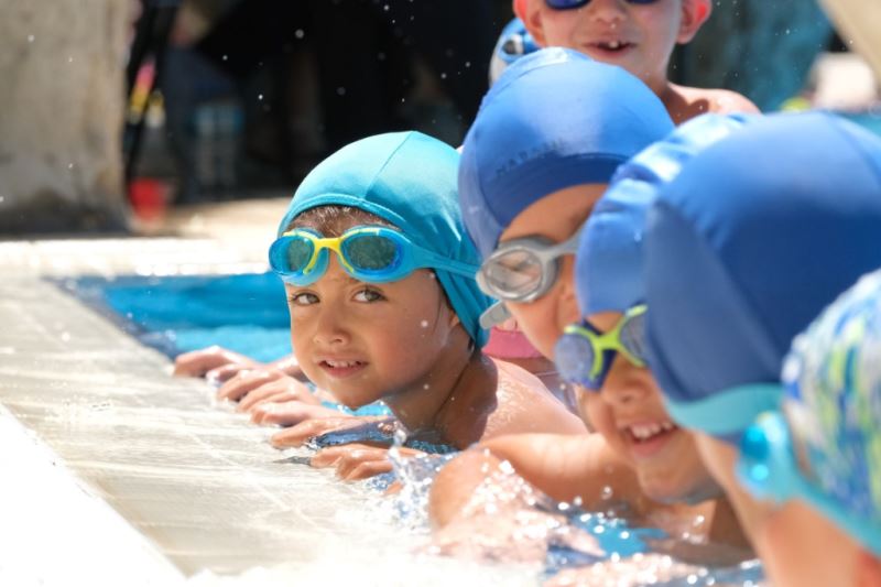 YAZ OKULUNDA YÜZME ÖĞRENİYORLAR