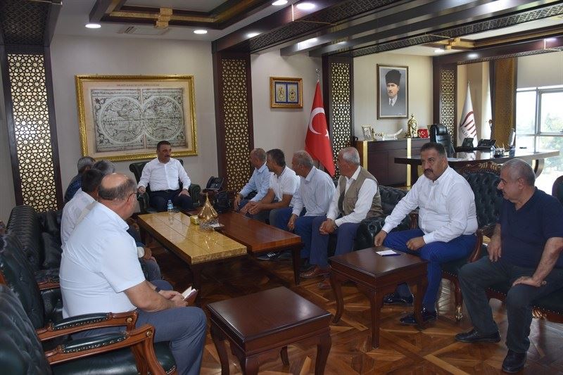 VALİ/BELEDİYE BAŞKAN V.  HACIBEKTAŞOĞLU, ŞİRVAN KÖY MUHTARLARININ TALEPLERİNİ MASAYA YATIRDI