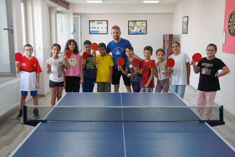 MASA TENİSİNİN TEKNİKLERİNİ ÖĞRENİYORLAR