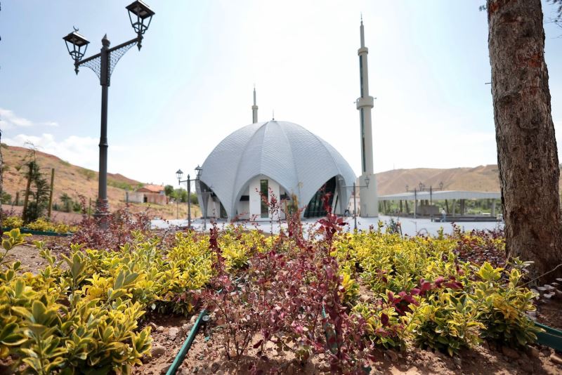 BEDİR MUHTAR KÜLLİYESİ’NDE PEYZAJ ÇALIŞMASI BAŞLADI