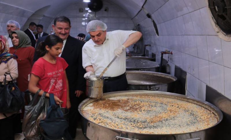 Başkan Beyazgül, Aşevinde Aşure Dağıtımına Katıldı