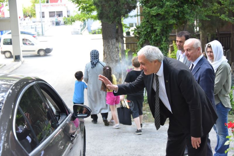 BAŞKAN BAKKALCIOĞLU MEZARLIK ZİYARETİNE GELEN VATANDAŞLARIN BAYRAMINI KUTLADI
