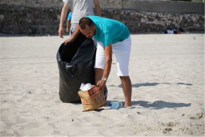 Başkan Oran Ilıca Plajı’nda çöp topladı