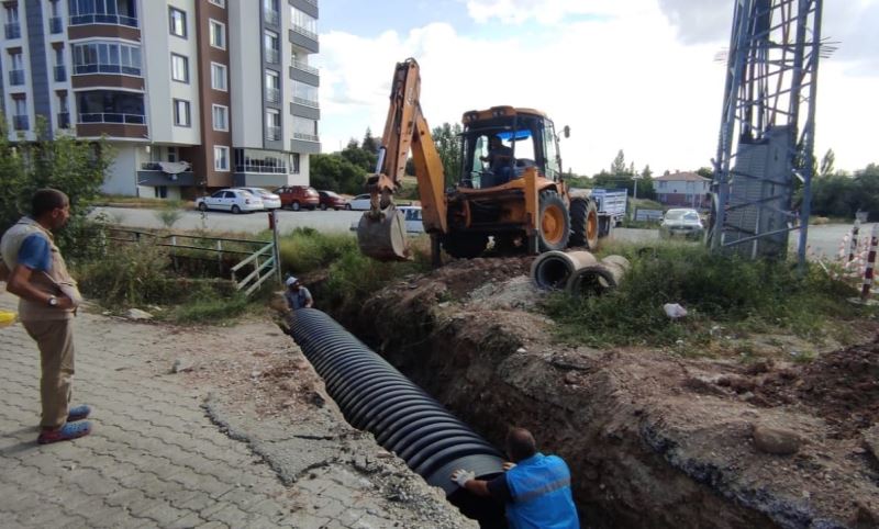 YAĞMUR SUYU HATTINDAKİ 400’LÜK ESKİ BORULAR 1000’LİK BORULARLA İLE DEĞİŞTİRİLDİ