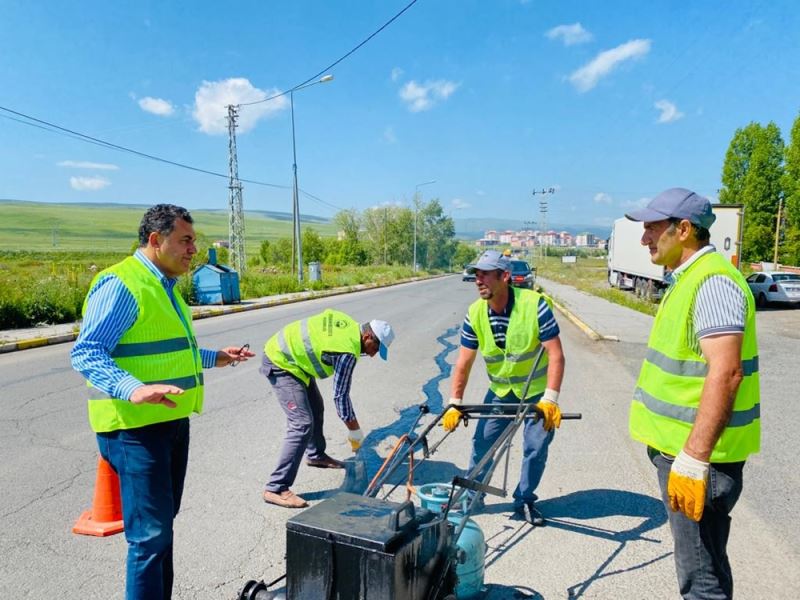 BAŞKAN DEMİR, SICAK ASFALT YAMA ÇALIŞMALARINA KATILDI