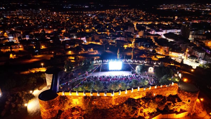 Nevşehir Kalesi’nde Süt Kardeşler İle Kahkaha Tufanı