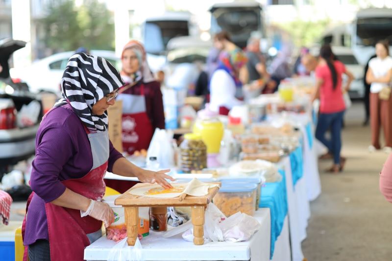 YÖRESEL LEZZETLERE HANIMELİ PAZARINDA YOĞUN İLGİ